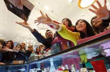 拘束少妇中国人依然爱赴日旅游 消费已由爆买转向网购